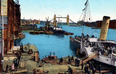 London - Thames River with Boat Docking and Passengers Embarking by Unbekannter Künstler