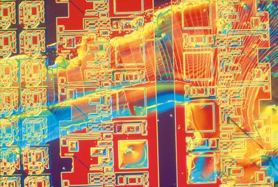 Silicon wafer with colloidal silica stain, light micrograph by Unbekannter Künstler