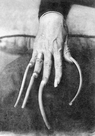Monstrous particularity: a hand with very long nails. China 1910 by Unbekannter Künstler