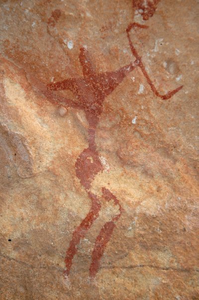 Rock art, Prehistory: Painting of a character (archer) in an ornate shelter, in the Uweinat massif, Sudan (Karkur-Talh or Karkur Talh). Period from 8000 to 3000 years BC. Photography by Unbekannt