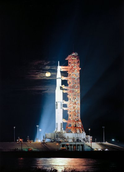 Searchlights illuminate this nighttime scene at Pad A, Launch Complex 39, Kennedy Space Center, Florida, showing the Apollo 17 space vehicle during prelaunch preparations by Unbekannt