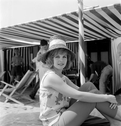 The Actress Carroll Baker at Venice Lido Beach (with a bell hat) - 1961 by Unbekannt