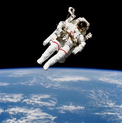 US Astronaut Bruce McCandless using the Manned Maneuvering Unit by Unbekannt