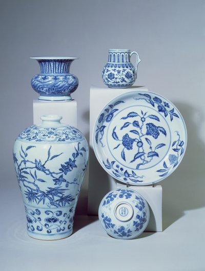 Vase, Bowl, Plate and Two Small Vases, Ming by Unbekannt
