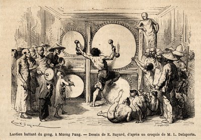 A Laotian beating gong in Muong Phang, weapon of several hammers, and striking with double blows on several instruments placed in front of him; the author of the story is represented in the audience, carrying his cardboard drawing under his arm. Engraving by Unknown artist