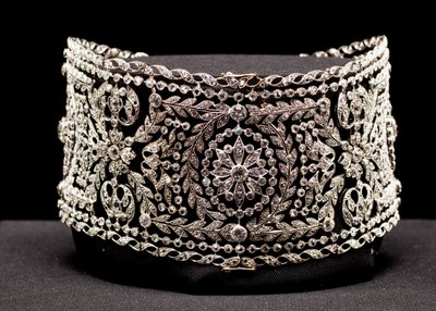 Choker-style necklace of platinum and diamonds, worn by Mrs. Potter Palmer I, née Bertha Honoré by Unknown artist