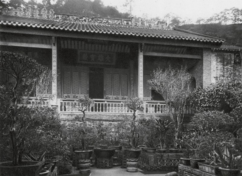 Kuangchou, Pai yun shan, Neng jen sze, Kuangtung, Main hall in the Neng Jen Monastery by Ernst Boerschmann