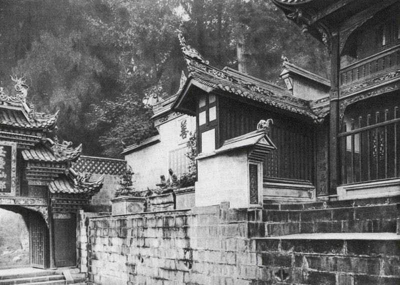 Kuanhien, Ori Lang Miao, Szechuan, First Frontcourt of the Ori Lang Temple by Ernst Boerschmann