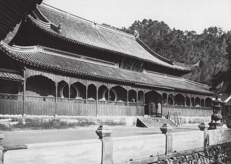 Tien tung sze, Chekiang, Main hall in the Monastery of the Celestial Boy near Ningpo by Ernst Boerschmann