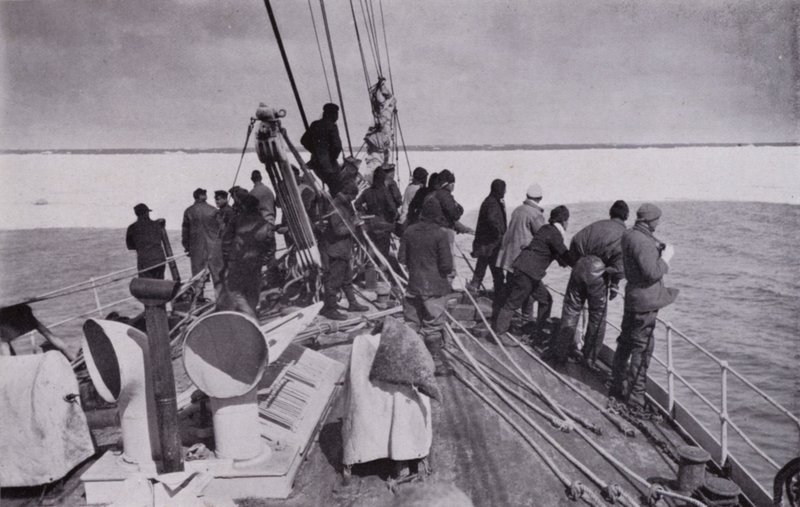 The approach to the pack-ice by Herbert Ponting