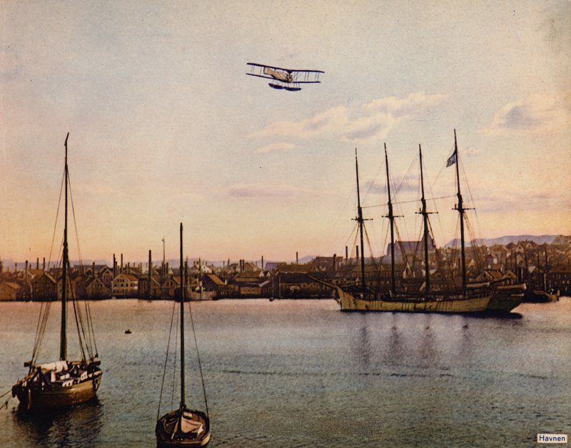 Stavenger: Havnen by Norwegian Photographer