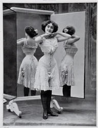 Model presenting the Thylda corset (photo by Félix, in 