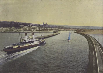 Boulogne-sur-Mer, Entrance of a Steamer