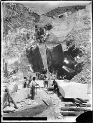 Alpi Apuane (Carrara). Quarrymen and blocks of marble being squared