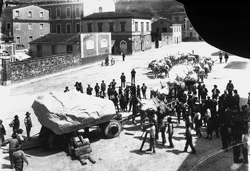 Carrara: numerous oxen pull a wagon loaded with an enormous block of marble coming from the Apuan quarries