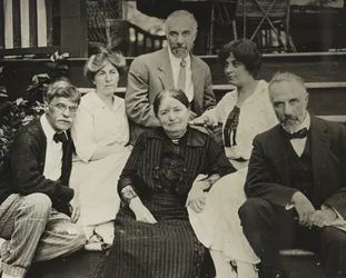 Untitled Stieglitz, Agnes, mother Hedwig, Julius, Selma, and Lee on Oaklawn steps