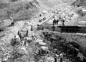 Loading blocks of marble at the quarry of Ravaccione