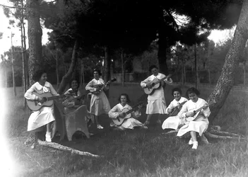 Villa Rosa Maltoni Mussolini: female students during a music lesson, outdoors