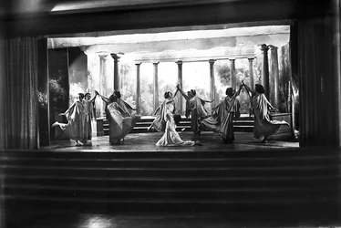 Villa Rosa Maltoni Mussolini: Female Students Performing