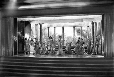 Villa Rosa Maltoni Mussolini: female students performing