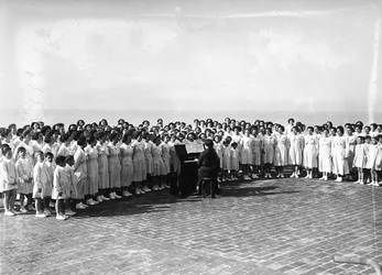 Villa Rosa Maltoni Mussolini: group of girls practicing a song