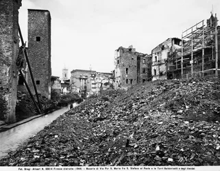 World War II: View of the rubble on Via Por Santa Maria between Santo Stefano al Ponte and the Towers of the Baldovinetti and Amidei in Florence, after the bombing. This photograph was formerly part of the Brogi Collection, but now belongs to the Alinari C