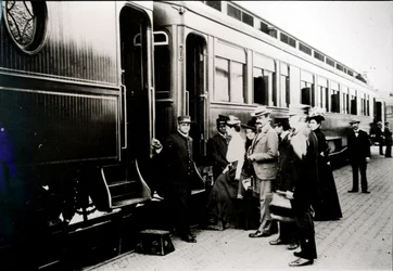 Passengers boarding a first class Pullman car of the Chicago, Burlington & Quincy Railroad in 1910