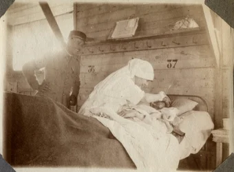 First World War 1914-1918: nurse shaving a soldier in Couville, Lower Normandy, France. Anonymous photograph July 1917. Private collection, Stella.