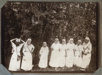 First World War 1914-1918: nurses wearing gas masks in the woods near Couville, Lower Normandy, France. Anonymous photography May 1917. Private collection, Stella.