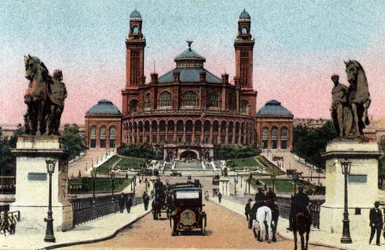 Paris: exterior view of the Palais du Trocadero and the bridge of Iena
