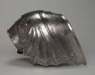 Gothic fan-shaped pauldron