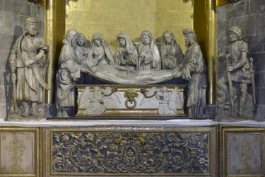 The tomb: the shroud of Christ is held by Nicomede and Joseph of Arimathia who holds the head of Jesus, behind, Saint John supports the Virgin Mary, followed by three women, the first carries the crown of crown and the last is Mary Magdalene - Sculpture