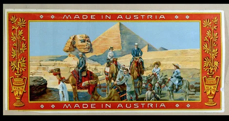Tourists at the pyramids in Egypt, label from a fez box, c.1914