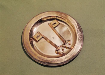 Keys of Ghent on a plate