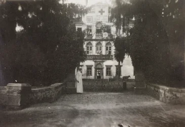 Album of the First World War in Friuli-Venezia Giulia: Villa Brazzà, home to the 17th war hospital in Soleschiano Manzano, photo taken from the church tower, 05/1916