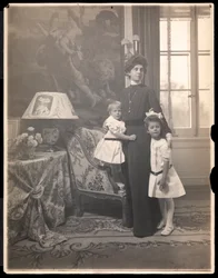 Mrs. Clarence Mackay with her children at Harbor Hill, Long Island