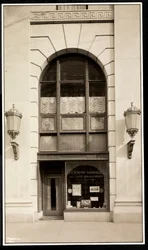 Storefront of En Route Service, Inc., at the Savoy Plaza Hotel, New York, 1928