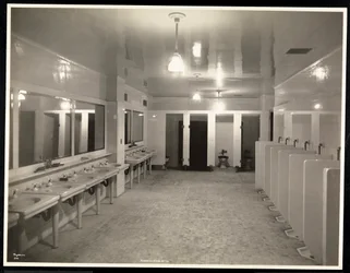Toilets at the Hotel Pennsylvania, 1918
