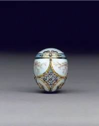 Rare jewelled two-colour egg bonbonnière, 1896-1908