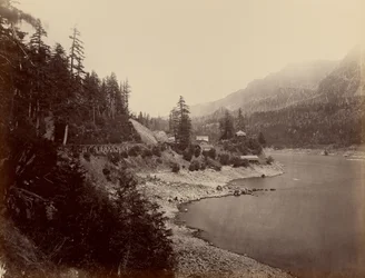 The Middle Block House, Columbia River