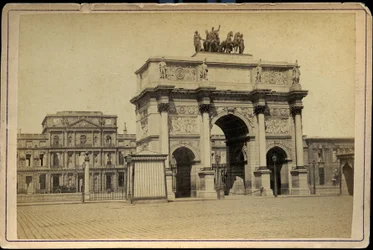 The Arc de Triomphe du Carrousel with the buildings in ruins of the Tuileries imperiales