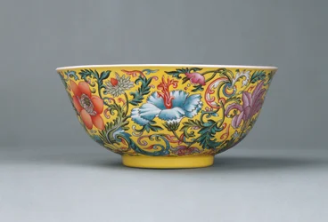 A fine famille rose yellow-ground bowl, 1821-1850