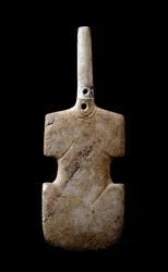 Art of the Cyclades: “Statuette in the Form of a Violin”, marble idol from Paros. 3000 BC. Cycladic Civilization (-3200 to -2000). Athens, National Archaeological Museum