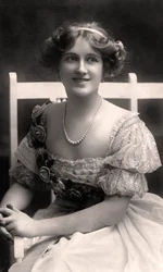 Nina Sevening, British actress, early 20th century