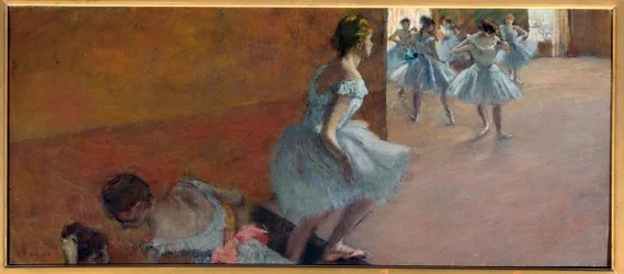 Dancers climbing the stairs