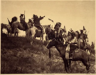 Planning a raid. The Indians, in their impressive typical costumes, come together in extremely picturesque groups. This is a troop from Sioux Ogalala (Oglala), on a hill overlooking the Wounded Knee Valley in the Pine Ridge Reserve, South Dakota. Photo tak