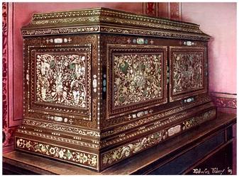 Inlaid jewel casket of walnut wood with panelled front, sides and top, 1910