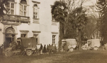 Album of the First World War in Friuli-Venezia Giulia: arrival of the ambulance with the wounded in Villa Brazzà, home to 17 of the Hospital of war in Soleschiano Manzano, 25/11/1915