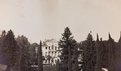 Album of the First World War in Friuli-Venezia Giulia: view of Villa Brazza, home to 17 of the Hospital of war in Soleschiano Manzano, photo taken from the church tower, 01-04/1916
