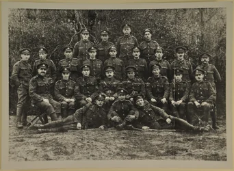 Group portrait, possibly the Leicester Royal Horse Artillery, 1914-15